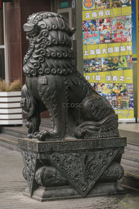 石狮镇守门前，威严庄重护家宅