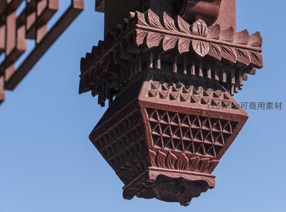 斗拱飞檐细节，红漆雕花展匠心