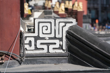 古建筑屋檐下的回纹装饰特写