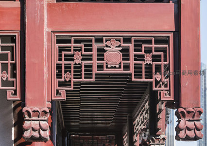 朱红廊柱间的古典花格窗棂