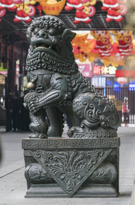守护庙宇的青铜狮子雕像