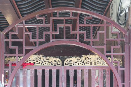 朱红拱门雕花窗，中式庭院入口经典设计