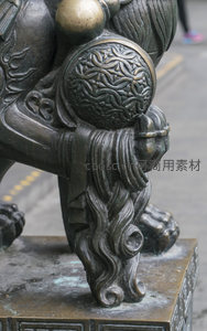 青铜石狮爪下绣球，雕工精细古韵浓