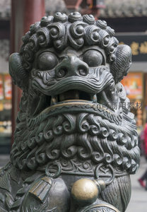 铜狮俯视众生，眉宇间透出千年威仪