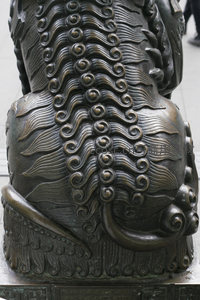 石狮背脊鳞甲如波，线条流畅力蕴其中