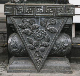 基座浮雕牡丹盛开，寓意富贵吉祥安康