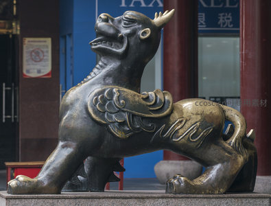 铜制麒麟雕像，守护商业街区