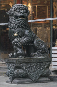 石狮子踩绣球，威武镇守门前