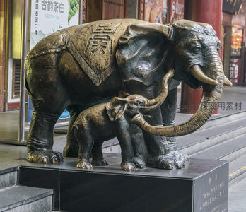母子象铜雕，温情守护商业街
