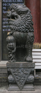 传统石狮雕塑，口含宝珠镇宅