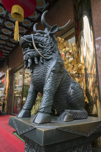 青铜龙首瑞兽镇守商铺门前