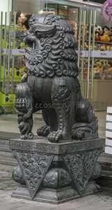 石雕雄狮昂首守卫店铺入口