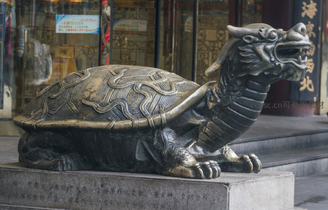 铜雕龙首玄武静卧街边石台