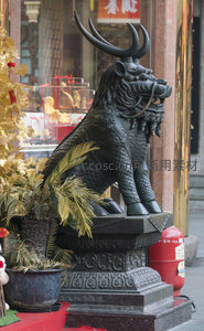 青龙神兽昂首护佑商业旺地