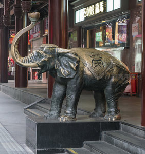 铜象昂首商场廊柱间