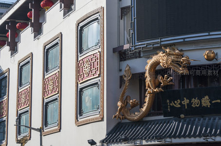 金龙盘绕古风建筑檐角