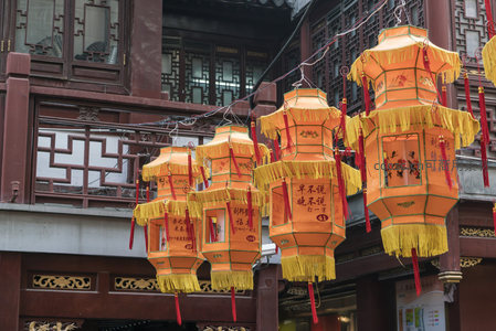 古街悬挂的橙色传统灯笼，流苏飘逸