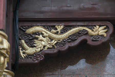 屋檐下精致的金色龙纹木雕特写