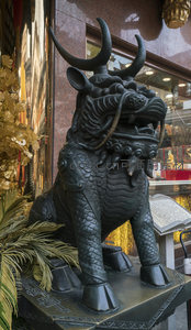 青铜神兽守护门前，威严霸气