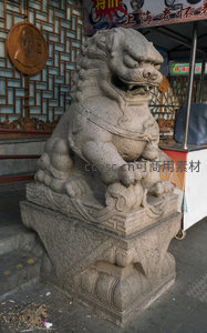 石狮镇守古街入口，威武庄严