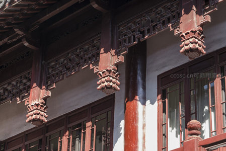 红木窗棂与莲花柱头的光影交错