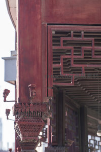 朱漆立柱与几何窗格的古典韵律