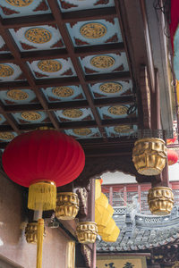 红灯笼高挂古建筑檐下喜庆迎春