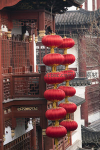 成串红灯笼点缀飞檐翘角古楼阁