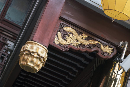 古建筑飞檐斗拱上的金色龙雕细节