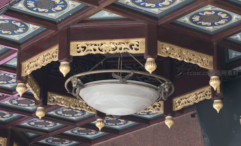 古典藻井与雕花梁架下的复古吊灯