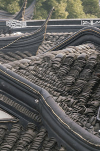 青瓦屋脊层叠交错的传统屋顶特写