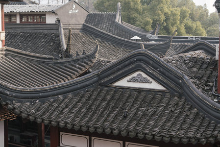 古建筑飞檐翘角与青瓦屋顶的细节特写