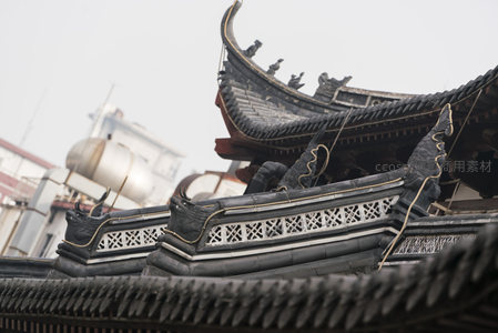 龙形吻兽守护的古寺飞檐在现代城市背景中