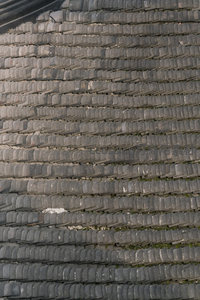 俯拍视角下整齐排列的灰色瓦片屋顶纹理