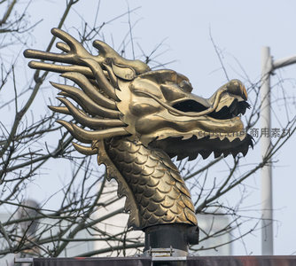 金色龙头雕塑威严昂首