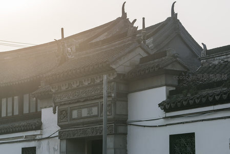 晨曦中的江南古典园林门楼