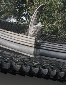 屋脊上的石雕瑞兽守护一方