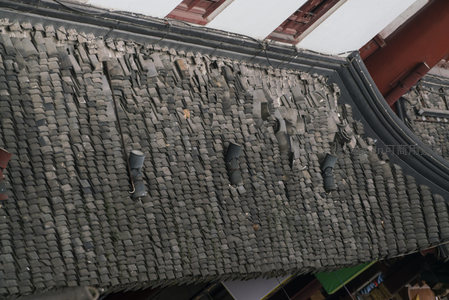 斑驳瓦顶诉说岁月沧桑