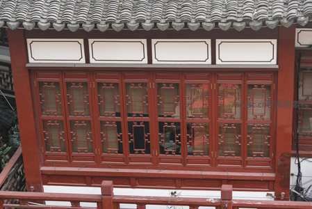 红木窗棂与青瓦屋顶