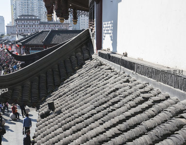 古韵飞檐映现代都市繁华街景