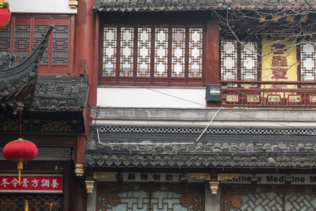 红灯笼悬于雕花窗下古色古香