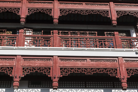 朱红栏杆层叠雅致