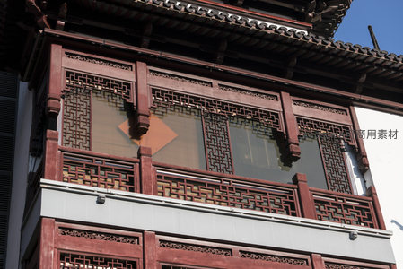 中式雕花窗棂，阳光洒落古韵悠长