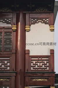 朱漆立柱配金饰，古建细节尽显华美