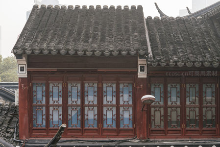 青瓦飞檐映红窗，江南民居静谧如画