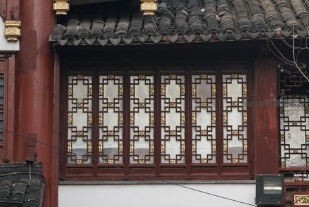 精雕细琢的中式木窗格展现古典建筑之美