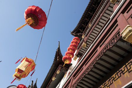 仰拍视角下红黄灯笼点缀着古建筑屋檐