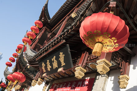 红灯笼高挂古街牌匾前