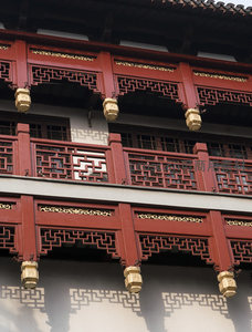 朱红栏杆与金色垂饰相映成趣