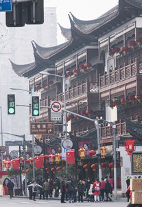 人潮涌动的古风商业街口